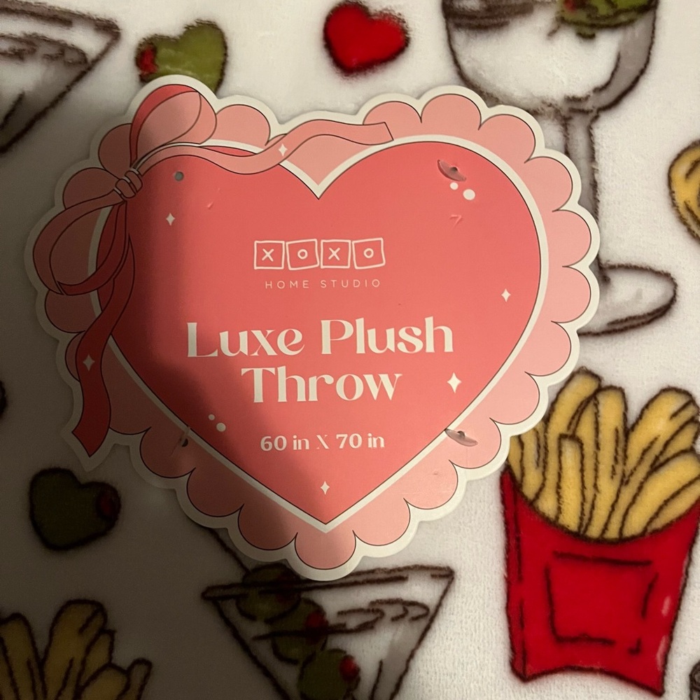 XOXO Home Studio Luxe Plush throw